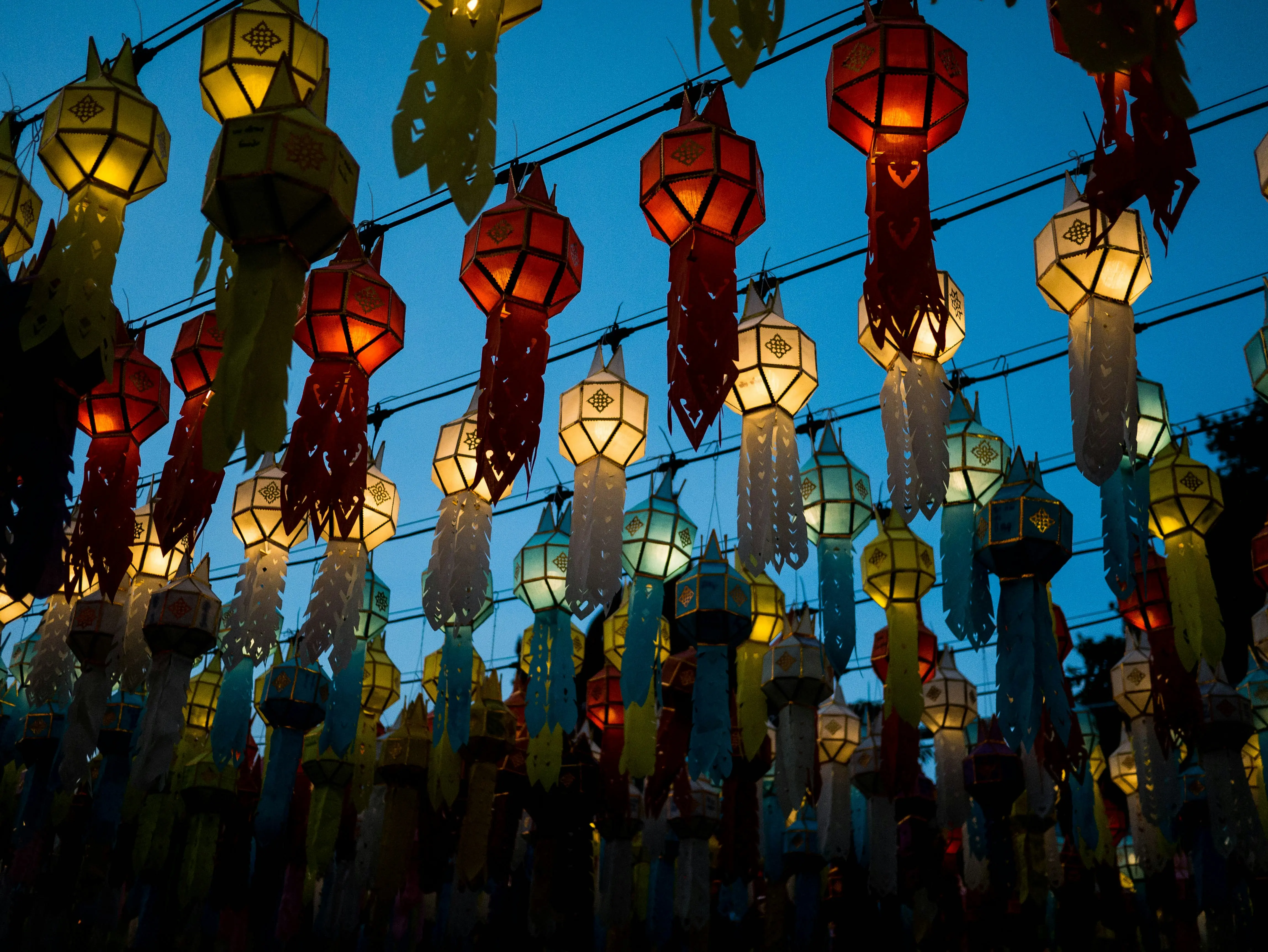 LGBTQ+ friendly evening tour - rooftop cocktails, gay bars, drag shows - Rainbow Tour Chiang Mai